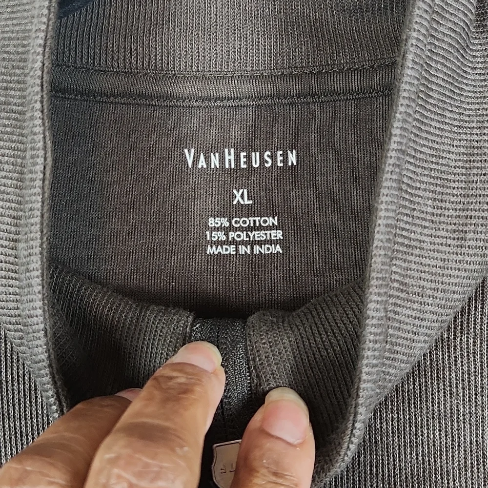 VanHeusen, Men's grayish brown pullover sweater/shirt, in great condition, Sz XL